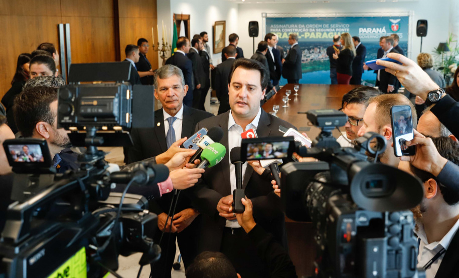 O governador Carlos Massa Ratinho Junior e o diretor-presidente da Itaipu, general Joaquim Silva e Luna, assinaram nesta quinta-feira (01), convênio para dar início à construção da segunda ponte ligando o Brasil ao Paraguai, em Foz do Iguaçu.