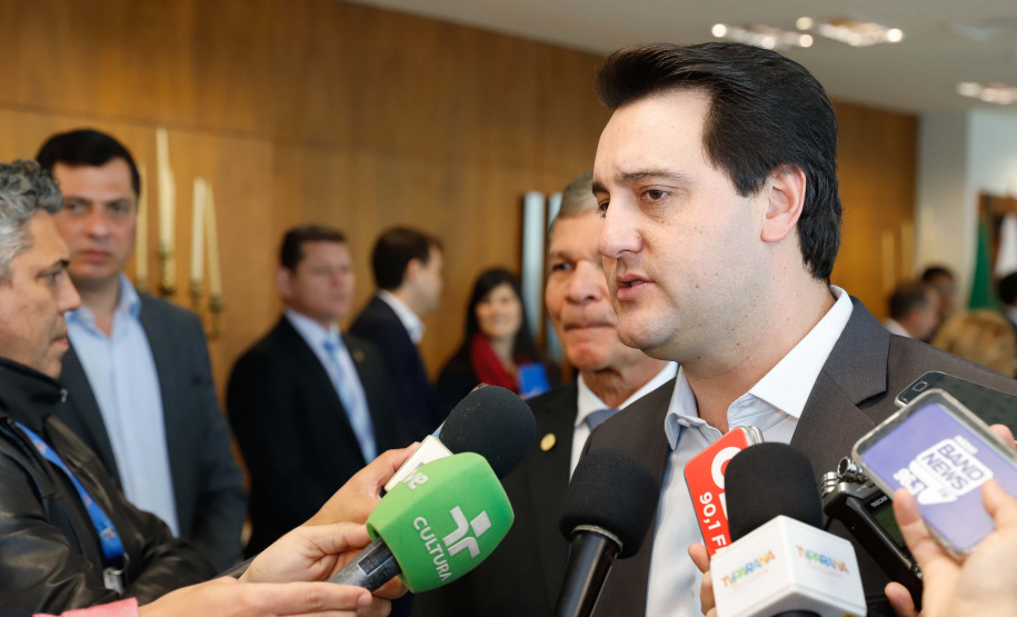 O governador Carlos Massa Ratinho Junior e o diretor-presidente da Itaipu, general Joaquim Silva e Luna, assinaram nesta quinta-feira (01), convênio para dar início à construção da segunda ponte ligando o Brasil ao Paraguai, em Foz do Iguaçu.