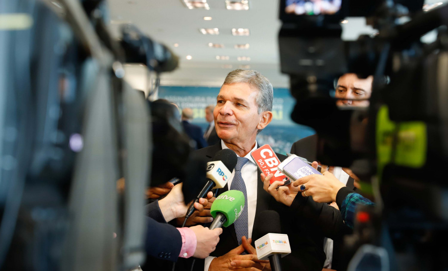 O governador Carlos Massa Ratinho Junior e o diretor-presidente da Itaipu, general Joaquim Silva e Luna, assinaram nesta quinta-feira (01), convênio para dar início à construção da segunda ponte ligando o Brasil ao Paraguai, em Foz do Iguaçu.