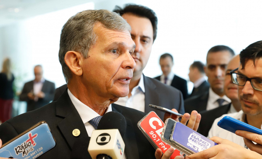 O governador Carlos Massa Ratinho Junior e o diretor-presidente da Itaipu, general Joaquim Silva e Luna, assinaram nesta quinta-feira (01), convênio para dar início à construção da segunda ponte ligando o Brasil ao Paraguai, em Foz do Iguaçu.