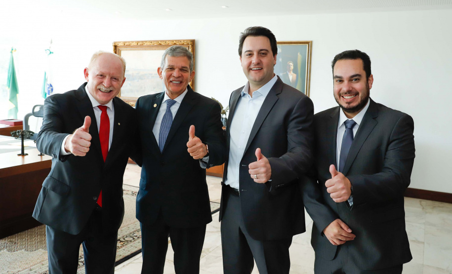 O governador Carlos Massa Ratinho Junior e o diretor-presidente da Itaipu, general Joaquim Silva e Luna, assinaram nesta quinta-feira (01), convênio para dar início à construção da segunda ponte ligando o Brasil ao Paraguai, em Foz do Iguaçu.