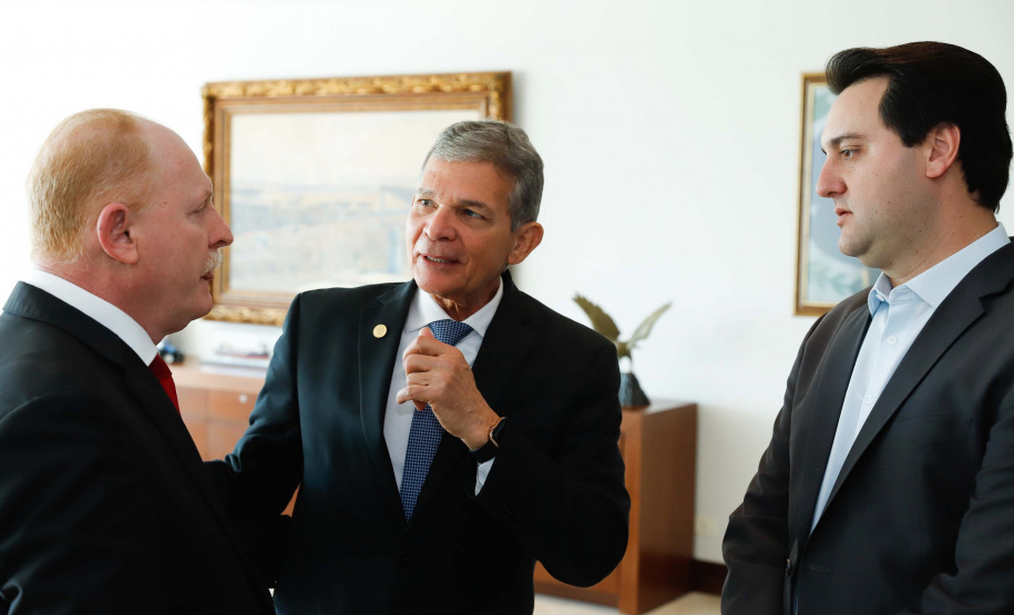 O governador Carlos Massa Ratinho Junior e o diretor-presidente da Itaipu, general Joaquim Silva e Luna, assinaram nesta quinta-feira (01), convênio para dar início à construção da segunda ponte ligando o Brasil ao Paraguai, em Foz do Iguaçu.