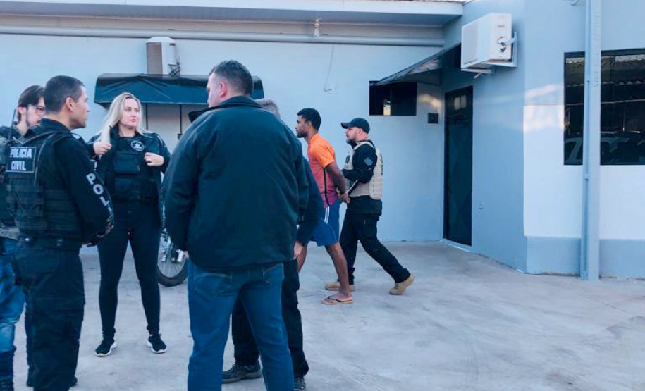 A Polícia Civil do Paraná (PCPR), o Ministério Público e a Polícia Militar iniciaram uma operação contra associação criminosa envolvida com o tráfico de drogas nas cidades de Ubiratã, Juranda e Campina da Lagoa. Policiais estão nas ruas desde as primeiras horas da manhã desta quinta-feira (1) para cumprir 80 mandados judiciais. Foto: Divulgação/PCPR