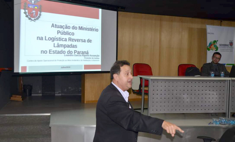 A gestão de resíduos sólidos e aplicação da logística reversa no Paraná foram temas da reunião realizada pela Secretaria de Estado do Desenvolvimento Sustentável e do Turismo, na quarta-feira (31), no Palácio das Araucárias, em Curitiba