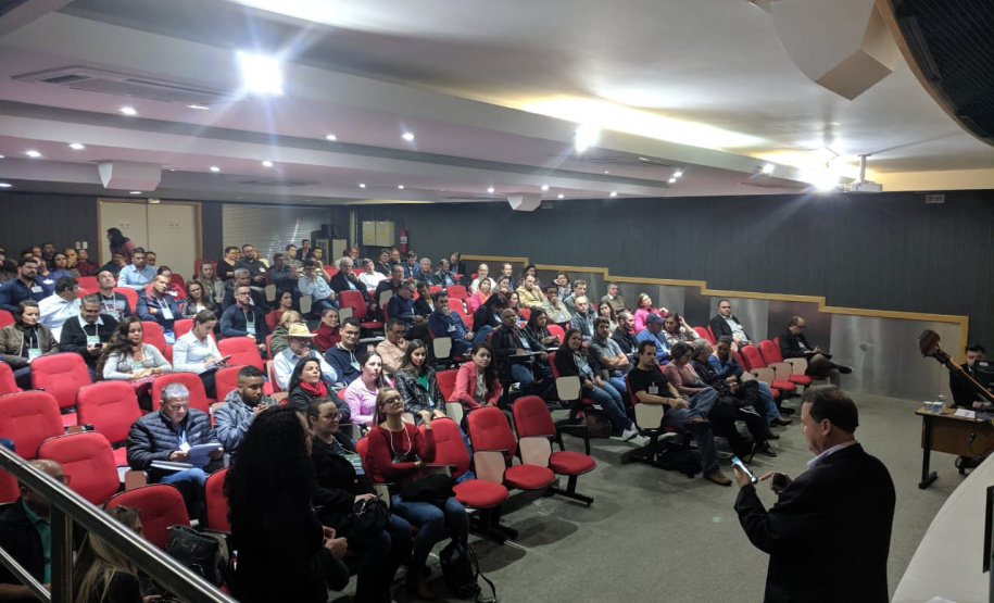 A gestão de resíduos sólidos e aplicação da logística reversa no Paraná foram temas da reunião realizada pela Secretaria de Estado do Desenvolvimento Sustentável e do Turismo, na quarta-feira (31), no Palácio das Araucárias, em Curitiba