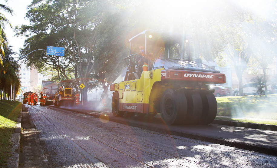 Do Bairro Novo ao Santa Cândida, 59 ruas de Curitiba passam por obras de recuperação e revitalização com apoio do Governo do Estado. O governador Carlos Massa Ratinho Junior e o prefeito Rafael Greca assinaram em março deste ano a homologação de obras de fresagem e recape em 47 quilômetros de vias de 36 bairros da Capital. O investimento soma R$ 25,3 milhões.