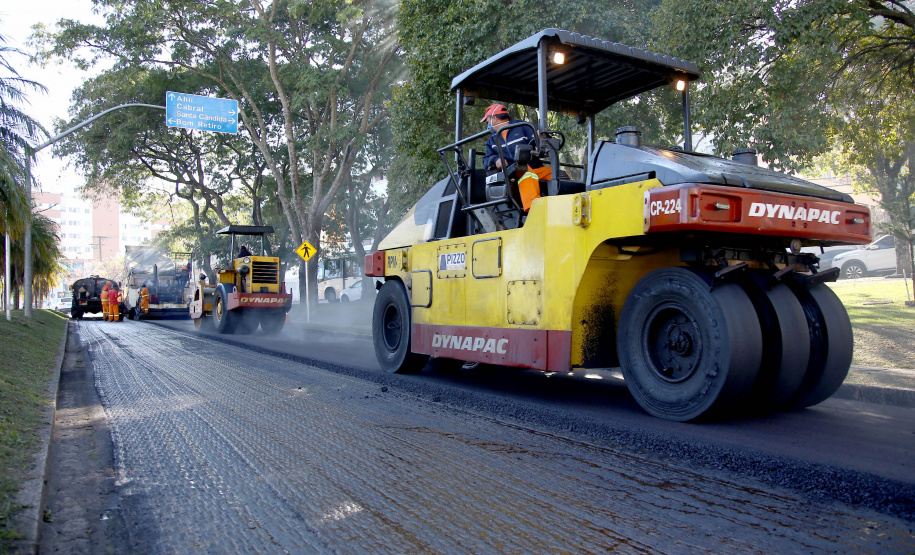 Do Bairro Novo ao Santa Cândida, 59 ruas de Curitiba passam por obras de recuperação e revitalização com apoio do Governo do Estado. O governador Carlos Massa Ratinho Junior e o prefeito Rafael Greca assinaram em março deste ano a homologação de obras de fresagem e recape em 47 quilômetros de vias de 36 bairros da Capital. O investimento soma R$ 25,3 milhões.