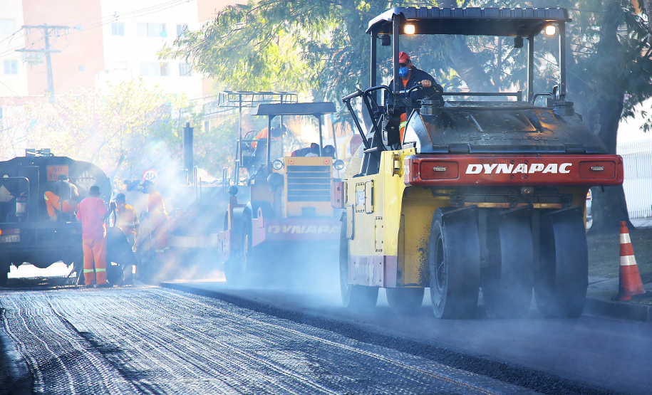 Do Bairro Novo ao Santa Cândida, 59 ruas de Curitiba passam por obras de recuperação e revitalização com apoio do Governo do Estado. O governador Carlos Massa Ratinho Junior e o prefeito Rafael Greca assinaram em março deste ano a homologação de obras de fresagem e recape em 47 quilômetros de vias de 36 bairros da Capital. O investimento soma R$ 25,3 milhões.