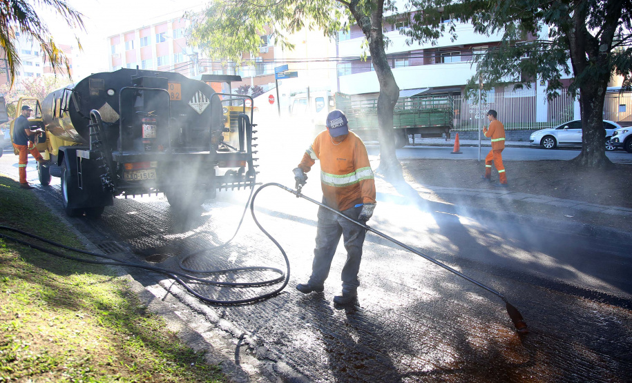 Do Bairro Novo ao Santa Cândida, 59 ruas de Curitiba passam por obras de recuperação e revitalização com apoio do Governo do Estado. O governador Carlos Massa Ratinho Junior e o prefeito Rafael Greca assinaram em março deste ano a homologação de obras de fresagem e recape em 47 quilômetros de vias de 36 bairros da Capital. O investimento soma R$ 25,3 milhões.