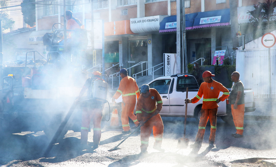 Do Bairro Novo ao Santa Cândida, 59 ruas de Curitiba passam por obras de recuperação e revitalização com apoio do Governo do Estado. O governador Carlos Massa Ratinho Junior e o prefeito Rafael Greca assinaram em março deste ano a homologação de obras de fresagem e recape em 47 quilômetros de vias de 36 bairros da Capital. O investimento soma R$ 25,3 milhões.
