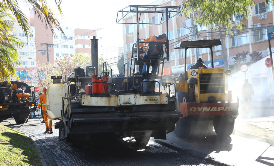 Do Bairro Novo ao Santa Cândida, 59 ruas de Curitiba passam por obras de recuperação e revitalização com apoio do Governo do Estado. O governador Carlos Massa Ratinho Junior e o prefeito Rafael Greca assinaram em março deste ano a homologação de obras de fresagem e recape em 47 quilômetros de vias de 36 bairros da Capital. O investimento soma R$ 25,3 milhões.