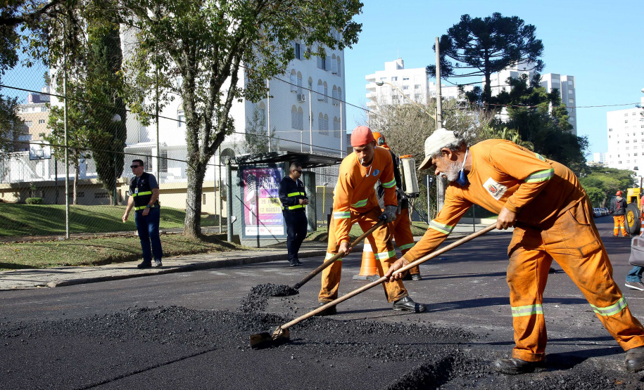 Do Bairro Novo ao Santa Cândida, 59 ruas de Curitiba passam por obras de recuperação e revitalização com apoio do Governo do Estado. O governador Carlos Massa Ratinho Junior e o prefeito Rafael Greca assinaram em março deste ano a homologação de obras de fresagem e recape em 47 quilômetros de vias de 36 bairros da Capital. O investimento soma R$ 25,3 milhões.