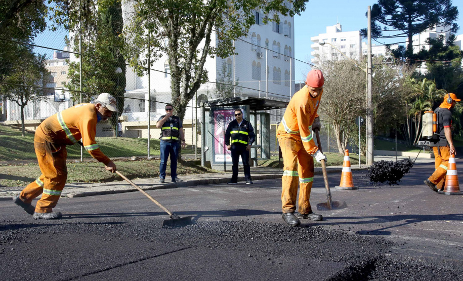 Do Bairro Novo ao Santa Cândida, 59 ruas de Curitiba passam por obras de recuperação e revitalização com apoio do Governo do Estado. O governador Carlos Massa Ratinho Junior e o prefeito Rafael Greca assinaram em março deste ano a homologação de obras de fresagem e recape em 47 quilômetros de vias de 36 bairros da Capital. O investimento soma R$ 25,3 milhões.