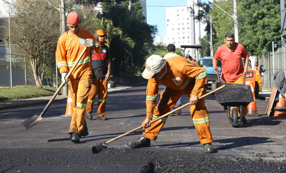 Do Bairro Novo ao Santa Cândida, 59 ruas de Curitiba passam por obras de recuperação e revitalização com apoio do Governo do Estado. O governador Carlos Massa Ratinho Junior e o prefeito Rafael Greca assinaram em março deste ano a homologação de obras de fresagem e recape em 47 quilômetros de vias de 36 bairros da Capital. O investimento soma R$ 25,3 milhões.