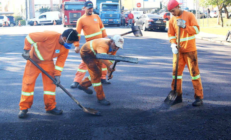 Do Bairro Novo ao Santa Cândida, 59 ruas de Curitiba passam por obras de recuperação e revitalização com apoio do Governo do Estado. O governador Carlos Massa Ratinho Junior e o prefeito Rafael Greca assinaram em março deste ano a homologação de obras de fresagem e recape em 47 quilômetros de vias de 36 bairros da Capital. O investimento soma R$ 25,3 milhões.