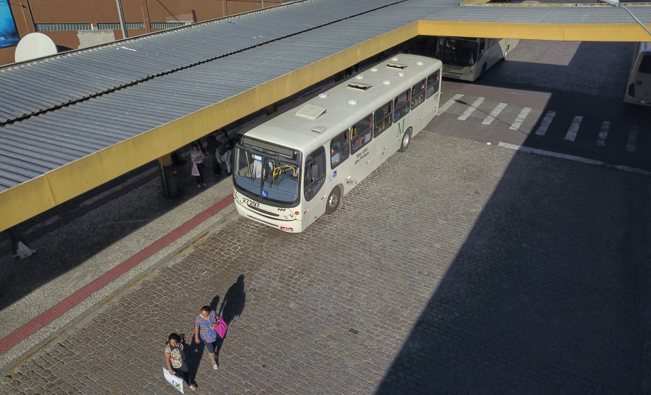 Novas linhas de ônibus, ampliações, reformas, desburocratização e um subsídio que garante preços justos para a população foram as principais iniciativas implementadas pela Coordenação da Região Metropolitana de Curitiba (Comec) nos primeiros sete meses do ano. Os resultados mudam positivamente a vida de cerca de 500 mil pessoas que usam diariamente 900 ônibus, circulando entre 19 municípios e a capital.