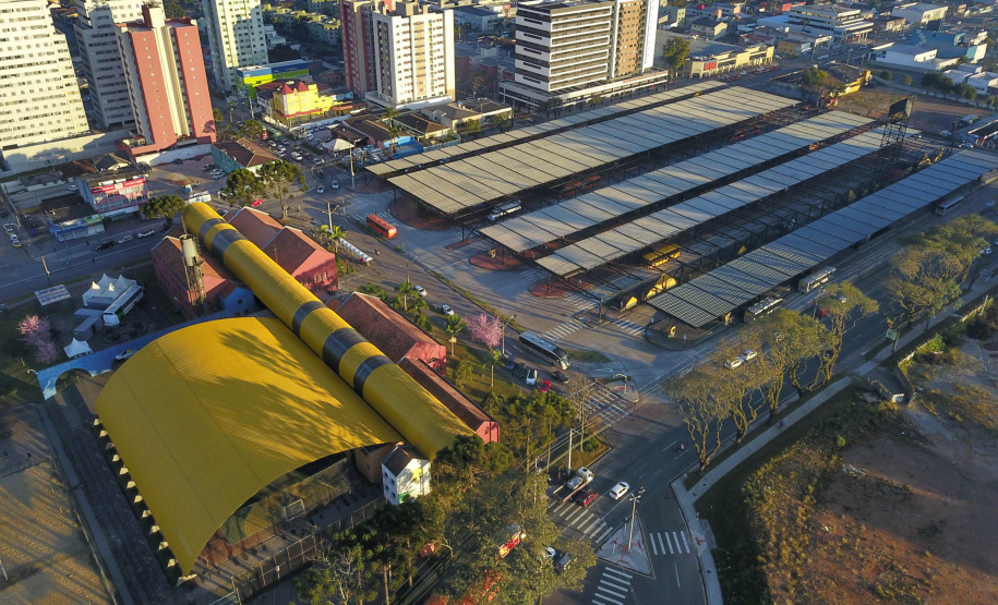 Novas linhas de ônibus, ampliações, reformas, desburocratização e um subsídio que garante preços justos para a população foram as principais iniciativas implementadas pela Coordenação da Região Metropolitana de Curitiba (Comec) nos primeiros sete meses do ano. Os resultados mudam positivamente a vida de cerca de 500 mil pessoas que usam diariamente 900 ônibus, circulando entre 19 municípios e a capital.