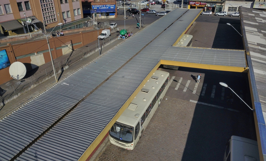 Novas linhas de ônibus, ampliações, reformas, desburocratização e um subsídio que garante preços justos para a população foram as principais iniciativas implementadas pela Coordenação da Região Metropolitana de Curitiba (Comec) nos primeiros sete meses do ano. Os resultados mudam positivamente a vida de cerca de 500 mil pessoas que usam diariamente 900 ônibus, circulando entre 19 municípios e a capital.