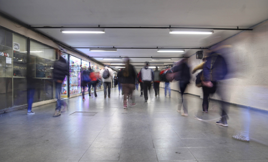 Novas linhas de ônibus, ampliações, reformas, desburocratização e um subsídio que garante preços justos para a população foram as principais iniciativas implementadas pela Coordenação da Região Metropolitana de Curitiba (Comec) nos primeiros sete meses do ano. Os resultados mudam positivamente a vida de cerca de 500 mil pessoas que usam diariamente 900 ônibus, circulando entre 19 municípios e a capital. Terminal do Pinheirinho. 31/07/2019 -