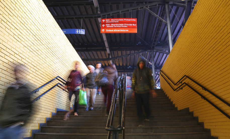 Novas linhas de ônibus, ampliações, reformas, desburocratização e um subsídio que garante preços justos para a população foram as principais iniciativas implementadas pela Coordenação da Região Metropolitana de Curitiba (Comec) nos primeiros sete meses do ano. Os resultados mudam positivamente a vida de cerca de 500 mil pessoas que usam diariamente 900 ônibus, circulando entre 19 municípios e a capital. Terminal do Pinheirinho. 31/07/2019 -