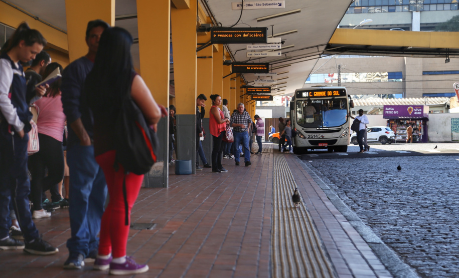 Novas linhas de ônibus, ampliações, reformas, desburocratização e um subsídio que garante preços justos para a população foram as principais iniciativas implementadas pela Coordenação da Região Metropolitana de Curitiba (Comec) nos primeiros sete meses do ano. Os resultados mudam positivamente a vida de cerca de 500 mil pessoas que usam diariamente 900 ônibus, circulando entre 19 municípios e a capital. Terminal do Guadalupe. 01/08/2019