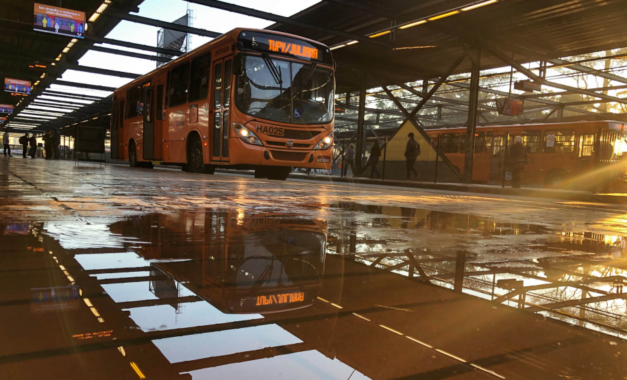 Novas linhas de ônibus, ampliações, reformas, desburocratização e um subsídio que garante preços justos para a população foram as principais iniciativas implementadas pela Coordenação da Região Metropolitana de Curitiba (Comec) nos primeiros sete meses do ano. Os resultados mudam positivamente a vida de cerca de 500 mil pessoas que usam diariamente 900 ônibus, circulando entre 19 municípios e a capital. Terminal do Pinheirinho. 31/07/2019 -