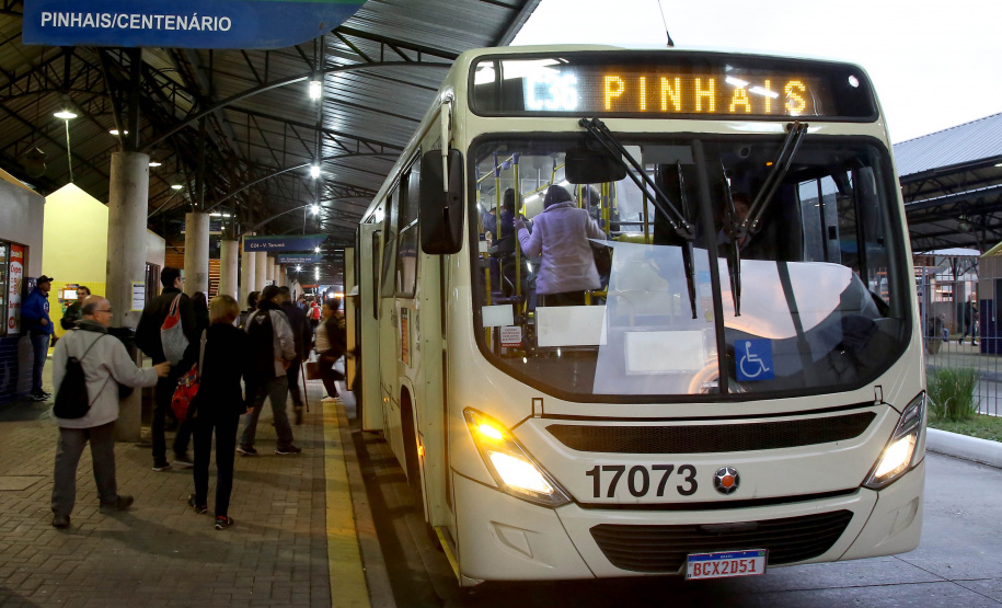 Novas linhas de ônibus, ampliações, reformas, desburocratização e um subsídio que garante preços justos para a população foram as principais iniciativas implementadas pela Coordenação da Região Metropolitana de Curitiba (Comec) nos primeiros sete meses do ano. Os resultados mudam positivamente a vida de cerca de 500 mil pessoas que usam diariamente 900 ônibus, circulando entre 19 municípios e a capital. Terminal de Pinhais. 30/07/2019