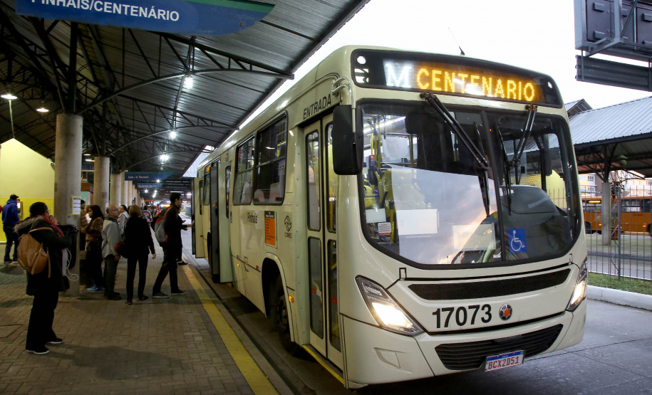 Novas linhas de ônibus, ampliações, reformas, desburocratização e um subsídio que garante preços justos para a população foram as principais iniciativas implementadas pela Coordenação da Região Metropolitana de Curitiba (Comec) nos primeiros sete meses do ano. Os resultados mudam positivamente a vida de cerca de 500 mil pessoas que usam diariamente 900 ônibus, circulando entre 19 municípios e a capital. Terminal de Pinhais. 30/07/2019