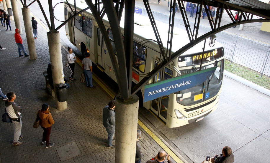 Novas linhas de ônibus, ampliações, reformas, desburocratização e um subsídio que garante preços justos para a população foram as principais iniciativas implementadas pela Coordenação da Região Metropolitana de Curitiba (Comec) nos primeiros sete meses do ano. Os resultados mudam positivamente a vida de cerca de 500 mil pessoas que usam diariamente 900 ônibus, circulando entre 19 municípios e a capital. Terminal de Pinhais. 30/07/2019