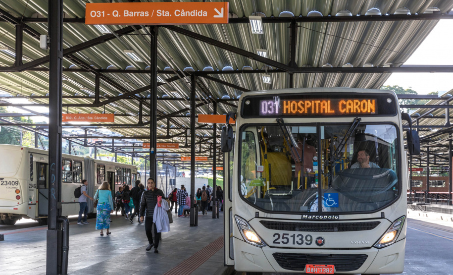 Novas linhas de ônibus, ampliações, reformas, desburocratização e um subsídio que garante preços justos para a população foram as principais iniciativas implementadas pela Coordenação da Região Metropolitana de Curitiba (Comec) nos primeiros sete meses do ano. Os resultados mudam positivamente a vida de cerca de 500 mil pessoas que usam diariamente 900 ônibus, circulando entre 19 municípios e a capital.