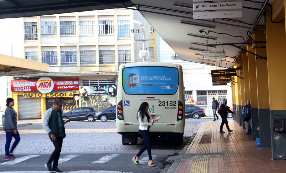 Novas linhas de ônibus, ampliações, reformas, desburocratização e um subsídio que garante preços justos para a população foram as principais iniciativas implementadas pela Coordenação da Região Metropolitana de Curitiba (Comec) nos primeiros sete meses do ano. Os resultados mudam positivamente a vida de cerca de 500 mil pessoas que usam diariamente 900 ônibus, circulando entre 19 municípios e a capital.