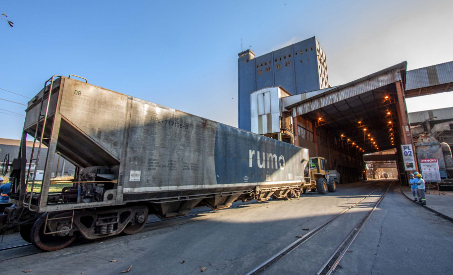 A quantidade de vagões com Carga Geral e granéis sólidos para exportação (grãos, farelo e açúcar) que descarregaram foi a maior já registrada no Porto de Paranaguá, em um único mês. Foram 18.776 vagões recebidos em julho, 333 a mais que a marca anterior, registrada em maio de 2018. Foto: Claudio Neves/Portos do Paraná