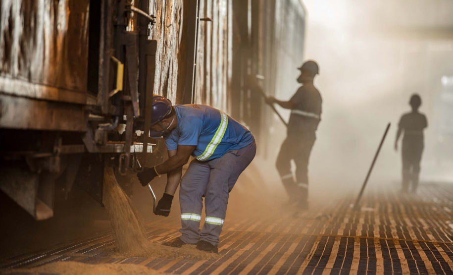 A quantidade de vagões com Carga Geral e granéis sólidos para exportação (grãos, farelo e açúcar) que descarregaram foi a maior já registrada no Porto de Paranaguá, em um único mês. Foram 18.776 vagões recebidos em julho, 333 a mais que a marca anterior, registrada em maio de 2018. Foto: Claudio Neves/Portos do Paraná