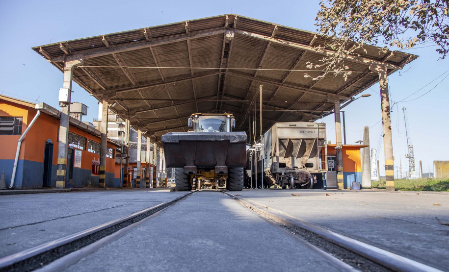 A quantidade de vagões com Carga Geral e granéis sólidos para exportação (grãos, farelo e açúcar) que descarregaram foi a maior já registrada no Porto de Paranaguá, em um único mês. Foram 18.776 vagões recebidos em julho, 333 a mais que a marca anterior, registrada em maio de 2018. Foto: Claudio Neves/Portos do Paraná