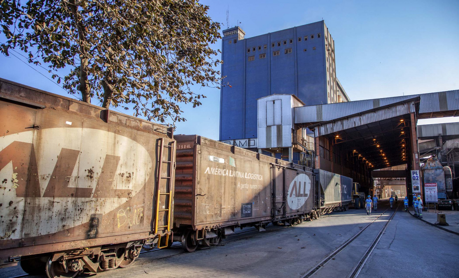 A quantidade de vagões com Carga Geral e granéis sólidos para exportação (grãos, farelo e açúcar) que descarregaram foi a maior já registrada no Porto de Paranaguá, em um único mês. Foram 18.776 vagões recebidos em julho, 333 a mais que a marca anterior, registrada em maio de 2018. Foto: Claudio Neves/Portos do Paraná