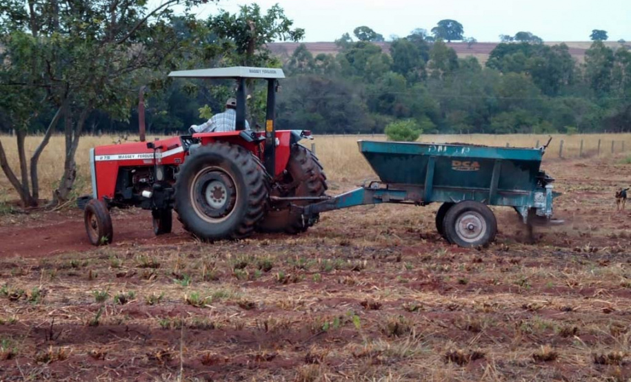 Aplicação do lodo em lavoura de Santa Fé, na Região Noroeste. Foto: Divulgação/Sanepar