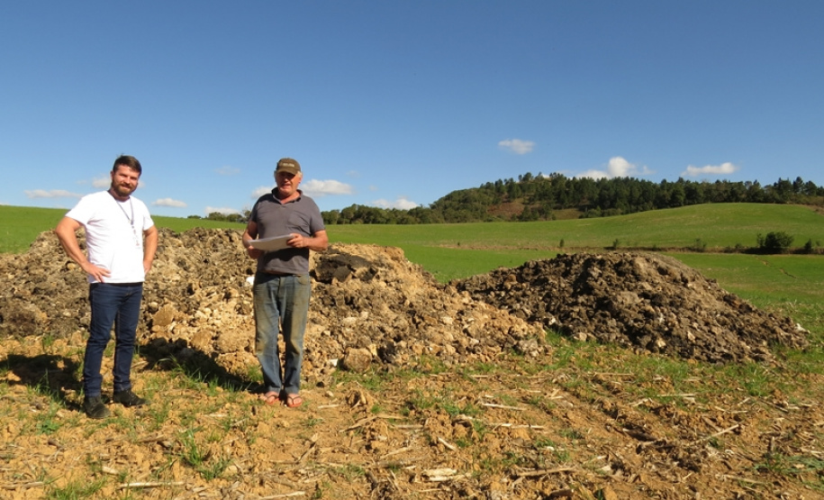 Agrônomo Rebert, da Sanepar, e produtor Aristeu Franco, de Balsa Nova.Foto: Divulgação/Sanepar