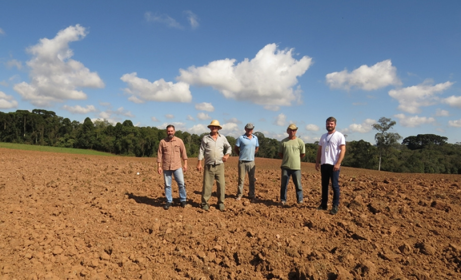 Técnico Rosala Hakim e agrônomo Rebert com produtores da Lapa.Foto: Divulgação/Sanepar