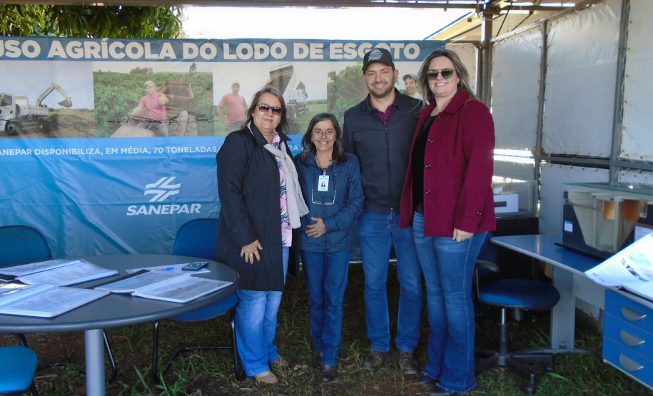 Sandra, da Sanepar, em feira de agricultores realizada em Sabáudia.