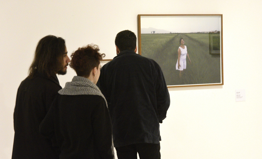 O programa Arte para Maiores, realizado pelo Museu Oscar Niemeyer para o público com mais de 60 anos, terá colaboração do Museu de Arte Contemporânea do Paraná (MAC-PR) em agosto. A visita mediada que acontece na próxima terça-feira (06) será à exposição Estamos aqui!, em cartaz no MAC-PR, que funciona nas salas 8 e 9 do MON enquanto sua sede passa por reforma..Foto: Kraw Penas/SECC