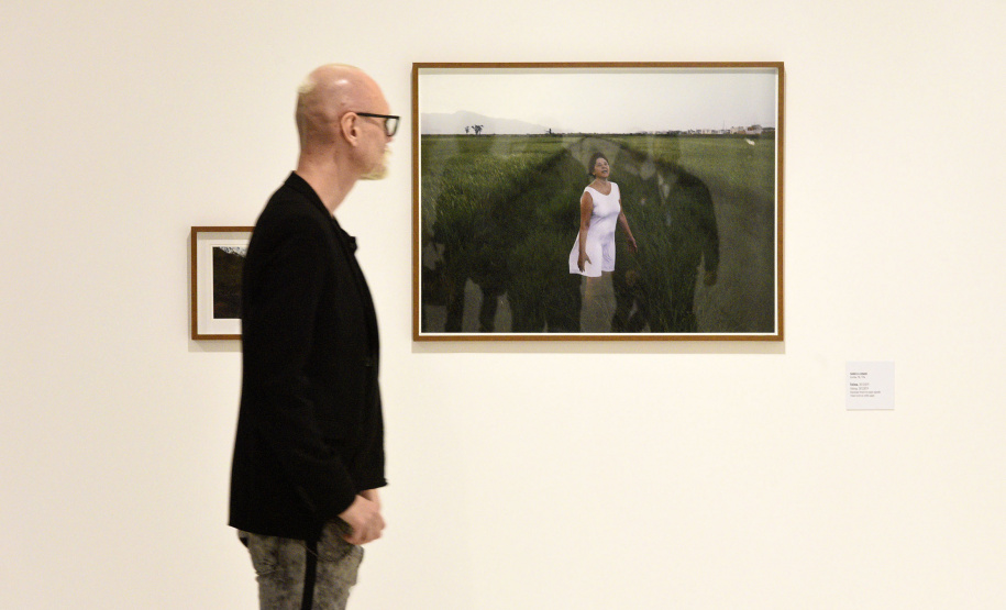 O programa Arte para Maiores, realizado pelo Museu Oscar Niemeyer para o público com mais de 60 anos, terá colaboração do Museu de Arte Contemporânea do Paraná (MAC-PR) em agosto. A visita mediada que acontece na próxima terça-feira (06) será à exposição Estamos aqui!, em cartaz no MAC-PR, que funciona nas salas 8 e 9 do MON enquanto sua sede passa por reforma.Foto: Kraw Penas/SECC