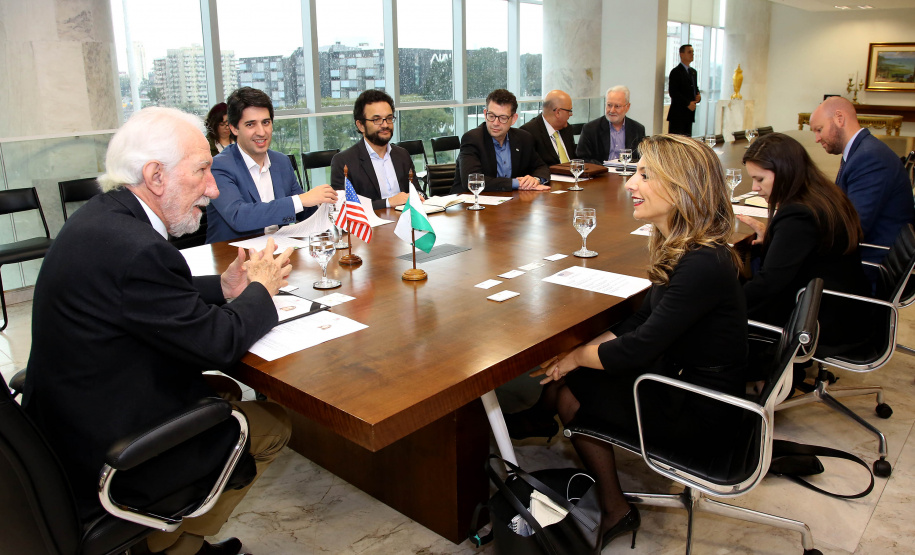 O vice-governador Darci Piana se reuniu nesta sexta-feira (2), no Palácio Iguaçu, com representantes da Corporação de Investimento Privado no Exterior (OPIC, da sigla em inglês) com interesse em investir em projetos do Estado