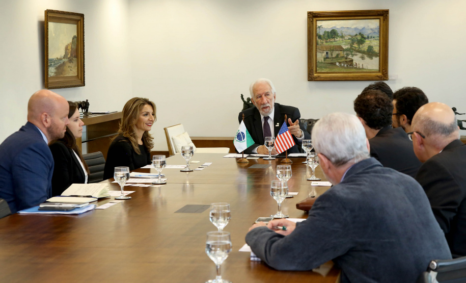 O vice-governador Darci Piana se reuniu nesta sexta-feira (2), no Palácio Iguaçu, com representantes da Corporação de Investimento Privado no Exterior (OPIC, da sigla em inglês) com interesse em investir em projetos do Estado