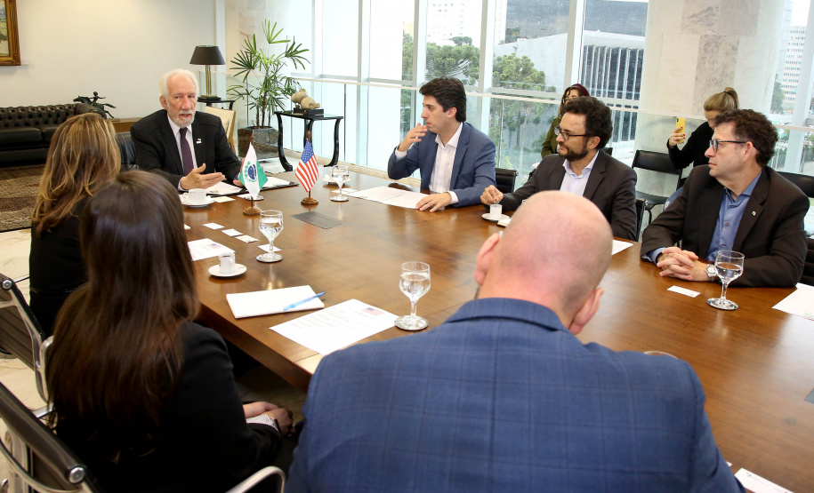O vice-governador Darci Piana se reuniu nesta sexta-feira (2), no Palácio Iguaçu, com representantes da Corporação de Investimento Privado no Exterior (OPIC, da sigla em inglês) com interesse em investir em projetos do Estado