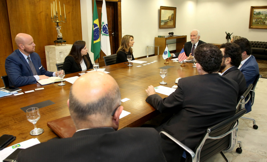 O vice-governador Darci Piana se reuniu nesta sexta-feira (2), no Palácio Iguaçu, com representantes da Corporação de Investimento Privado no Exterior (OPIC, da sigla em inglês) com interesse em investir em projetos do Estado