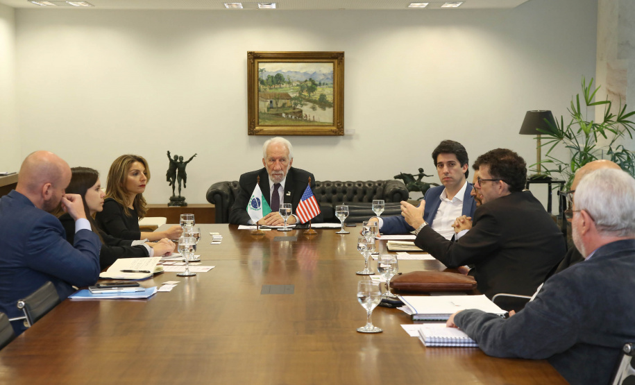 O vice-governador Darci Piana se reuniu nesta sexta-feira (2), no Palácio Iguaçu, com representantes da Corporação de Investimento Privado no Exterior (OPIC, da sigla em inglês) com interesse em investir em projetos do Estado