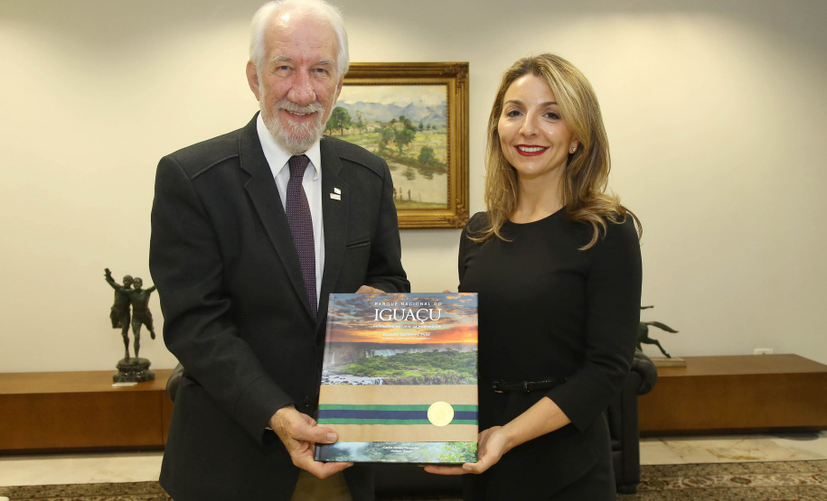 O vice-governador Darci Piana se reuniu nesta sexta-feira (2), no Palácio Iguaçu, com representantes da Corporação de Investimento Privado no Exterior (OPIC, da sigla em inglês) com interesse em investir em projetos do Estado