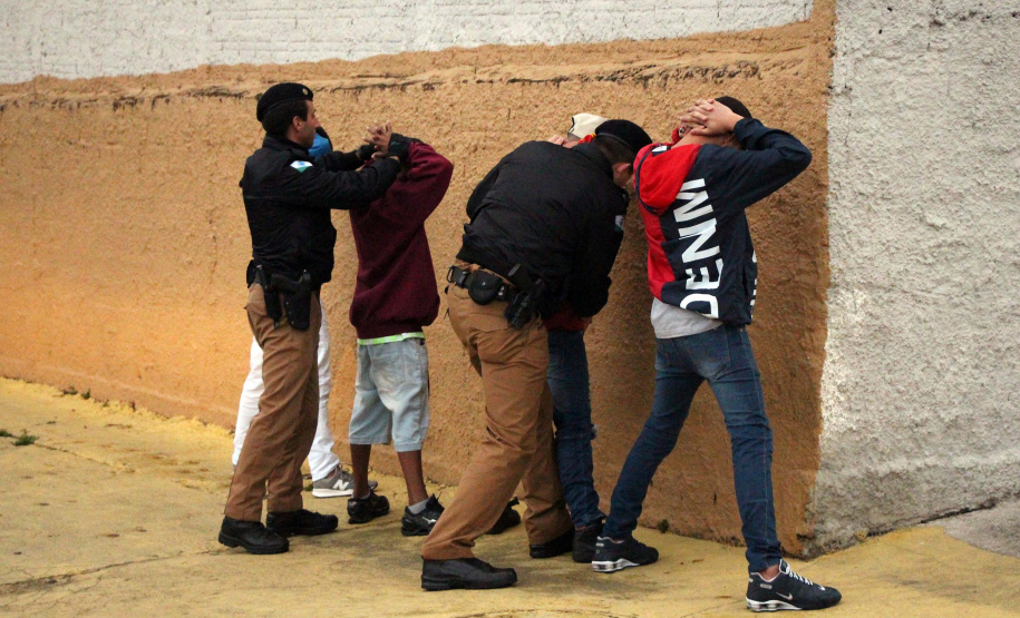 02-08-2019 Polícia Militar deflagra Operação 100 com mais de 500 policiais e 165 viaturas em Curitiba Curitiba, 02 de agosto de 2019. Polícia Militar deflagra Operação 100 com mais de 500 policiais e 165 viaturas em Curitiba. Foto: Polciais Militares realizam abordagem a pessoas durante a Operação.