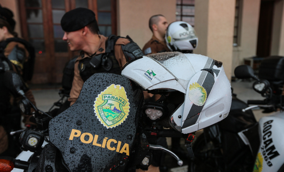 A Polícia Militar do Paraná (PM-PR) iniciou uma mega-operação (Operação 100) em Curitiba e Região Metropolitana nesta sexta-feira (2). São 165 viaturas, 550 policiais militares de todos os batalhões espalhados pelos municípios com auxílio de motocicletas, cães, cavalos e helicóptero. Curitiba, 02/08/2019 - Foto: Geraldo Bubniak/ANPr