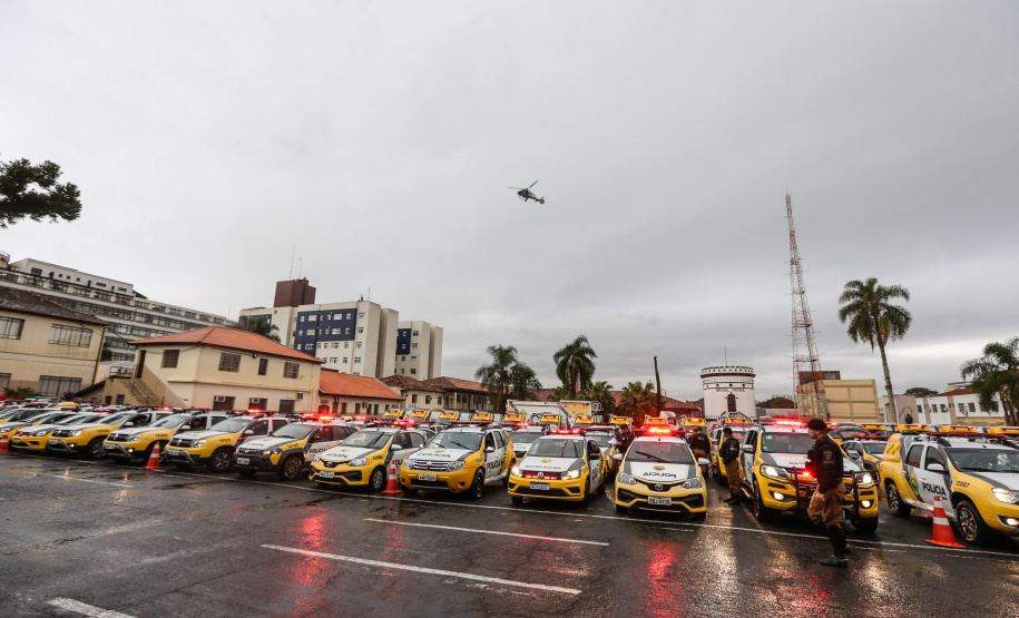 A Polícia Militar do Paraná (PM-PR) iniciou uma mega-operação (Operação 100) em Curitiba e Região Metropolitana nesta sexta-feira (2). São 165 viaturas, 550 policiais militares de todos os batalhões espalhados pelos municípios com auxílio de motocicletas, cães, cavalos e helicóptero. Curitiba, 02/08/2019 - Foto: Geraldo Bubniak/ANPr